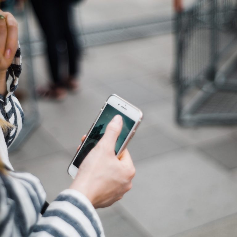 Cuida tu cuello mientras usas tus dispositivos electrónicos